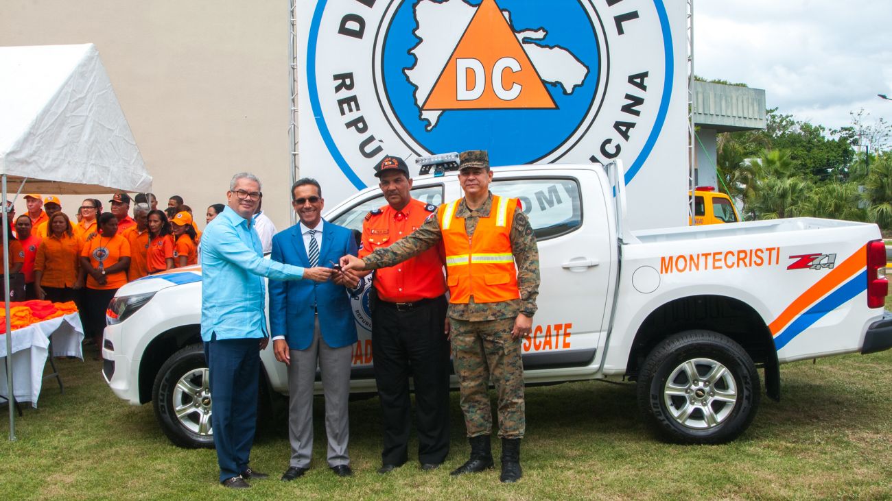 Gobierno dona camioneta y equipos de rescate a Defensa Civil Montecristi