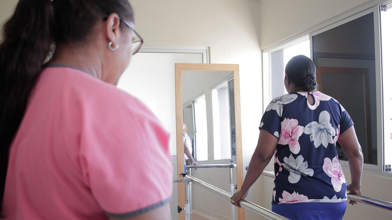 Paciente con discapacidad físico-motora adquirida realiza terapia en Centro de Desarrollo para Personas con Discapacidad Ciudad Juan Bosch 