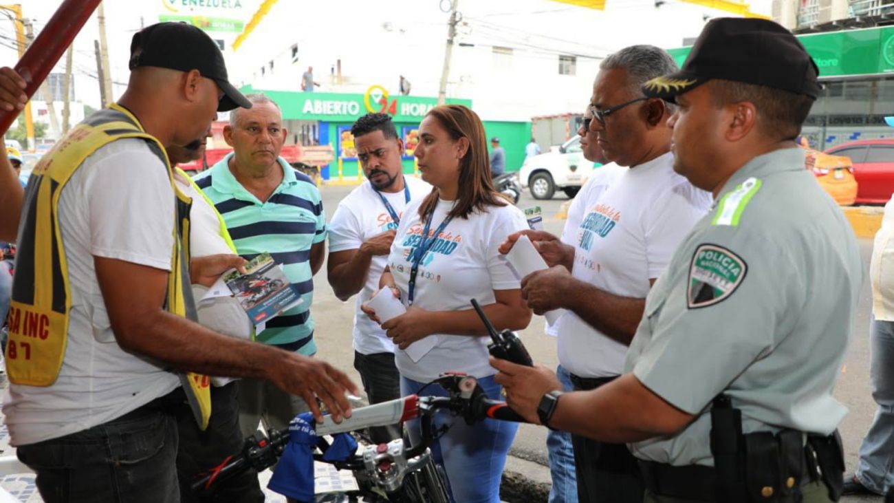 Motociclistas y repartidores a domicilio reciben orientaciones del INTRANT durante la Semana Seguridad Vial