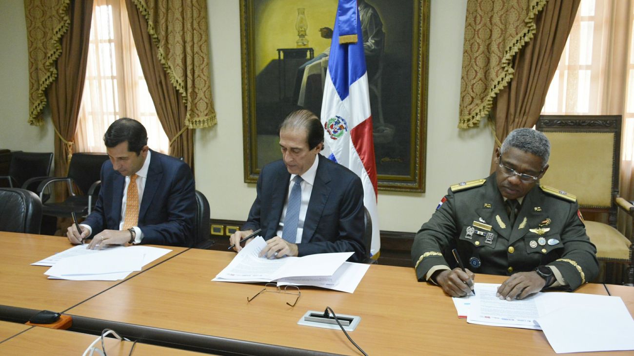 Ministro de la Presidencia, Gustavo Montalvo firma acuerdo