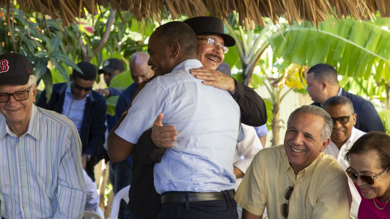 Danilo Medina estrecha abrazo a residente PEravia 