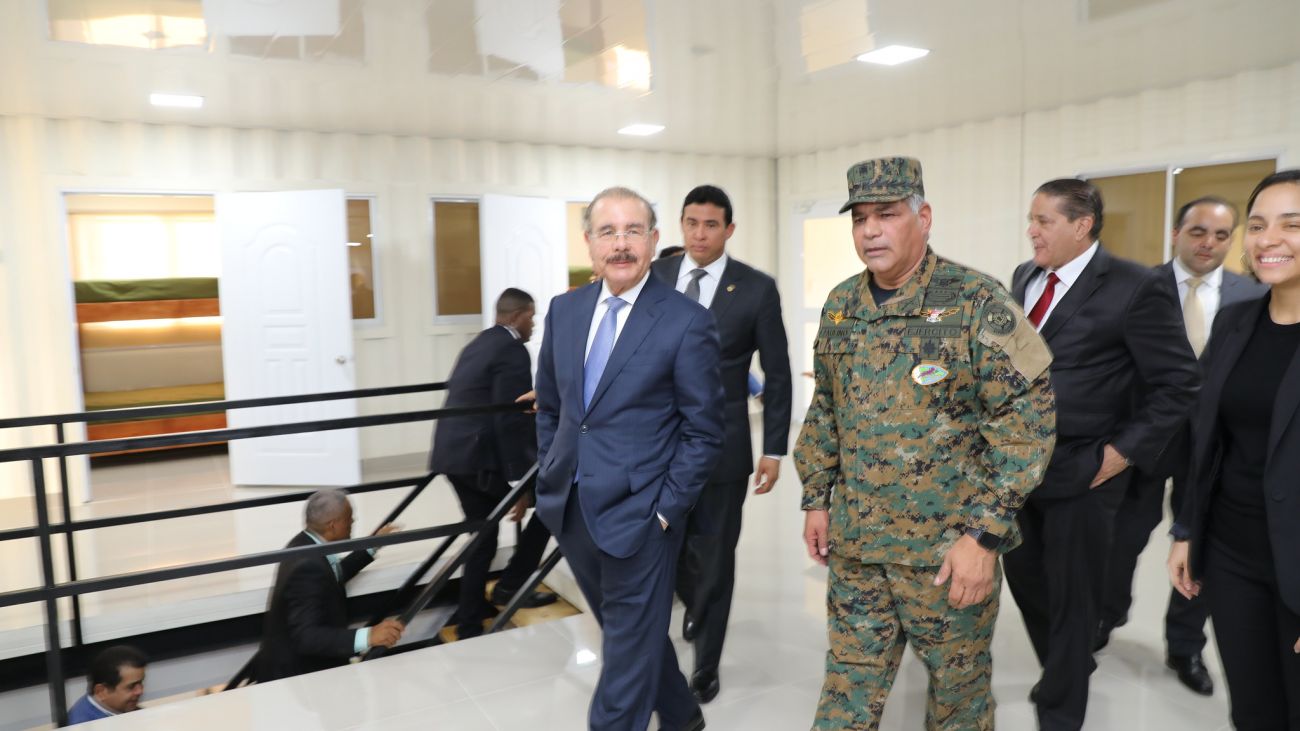Presidente Danilo Medina durante un recorrido por las instalaciones, acompañado del ministro de Defensa, teniente general Rubén Darío Paulino Sem