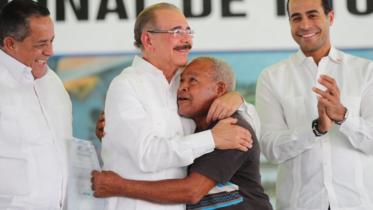 Presidente Danilo Medina abraza a uno de los beneficiarios