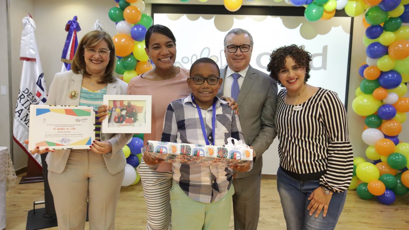 Niños del CAID reciben sus certificados de graduación de parte de Moisés Taveras, director del CAID Santo Domingo Oeste