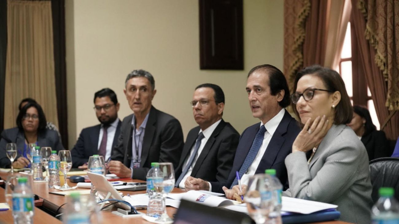Ministro Gustavo Montalvo junto a funcionarios del MINPRE y MINERD durante reunión en el salón Los Trinitarios del Palacio Nacional