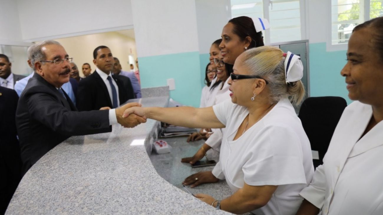 Presidente Danilo Medina saluda a enfermeras del Hospital Regional Luis L. Bogaert