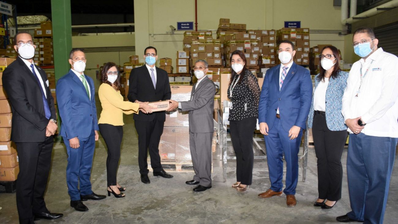 Ministro de Economía, Planificación y Desarrollo, Juan Ariel Jiménez y director de PROMESE/CAL, Enriquillo Matos reciben donación de la representante legal de GSK en República Dominicana, Georlena Santiago Susaña