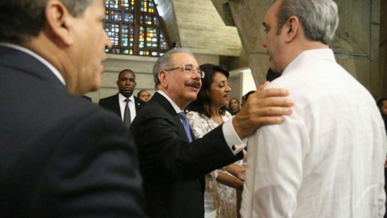 Danilo Medina y Luis Abinader se saludan durante misa conmemorativa Día de la Altagracia