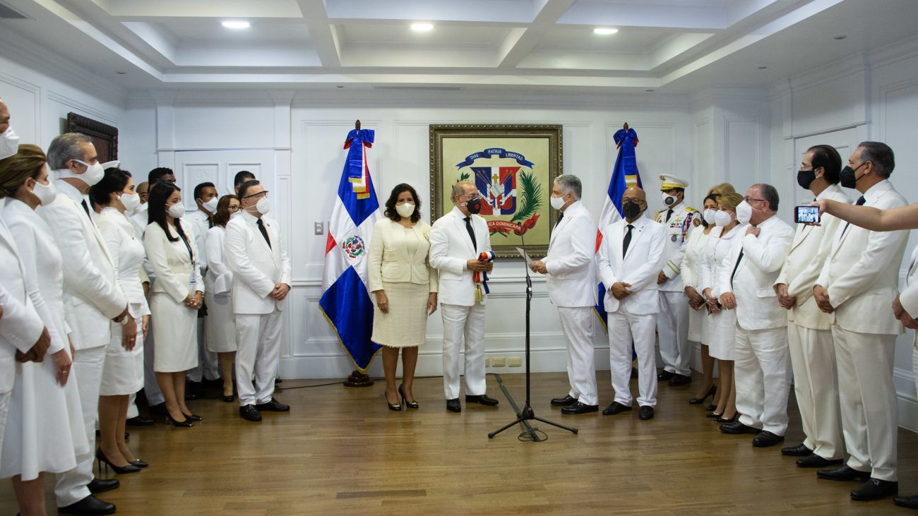 Danilo Medina entrega banda presidencial a Eduardo Estrella