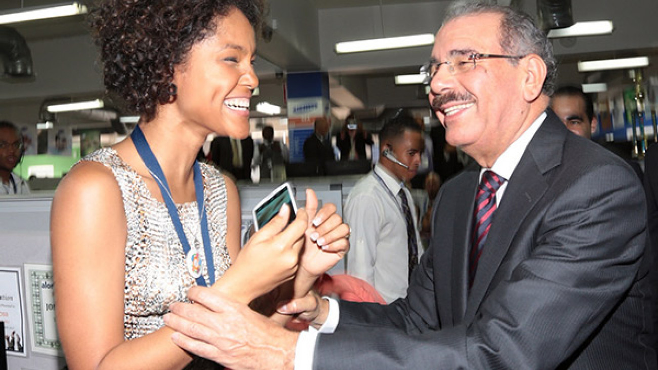 Danilo Medina conversa con una joven en el Día del Trabajo 