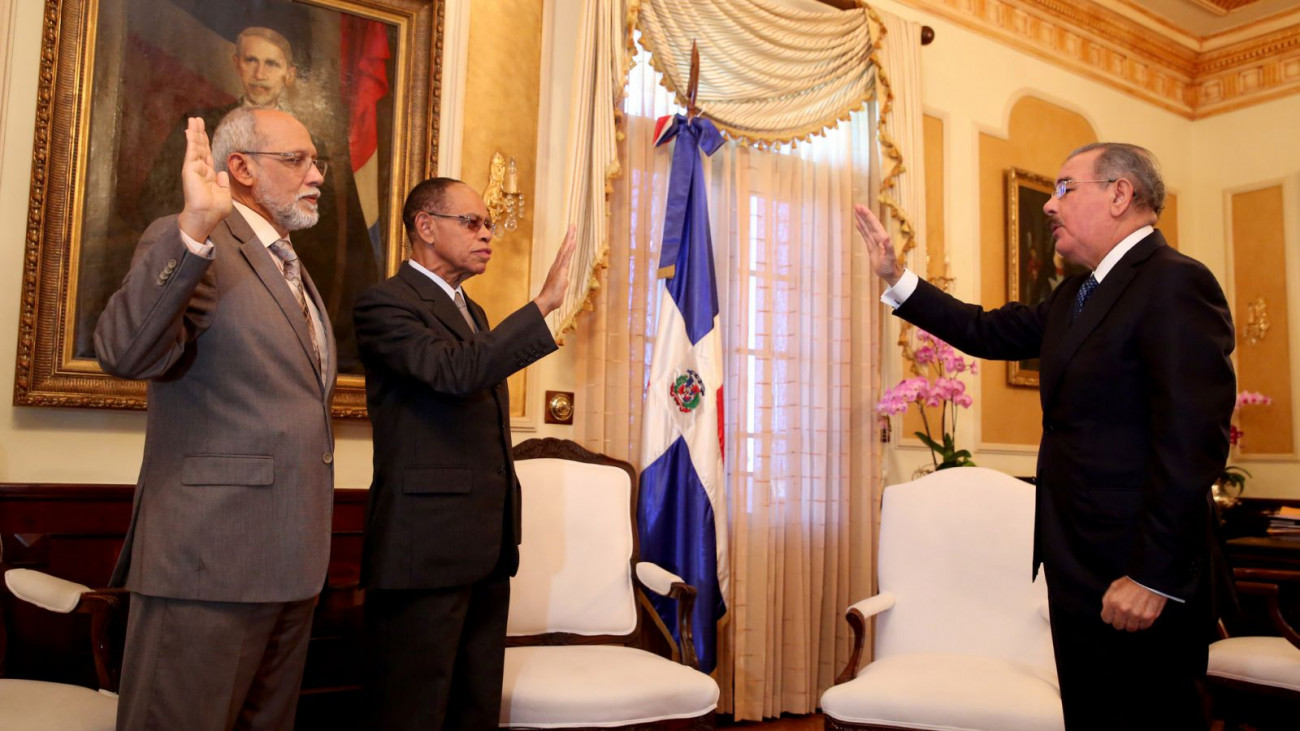 Presidente Danilo Medina juramenta al superintendente de la SISALRIL, Pedro Luis Castellanos y al director de la DIGEPEP, Lidio Cadet