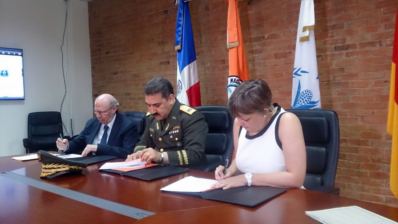 reunida mayor General Rafael Emilio De Luna Pichirilo y la embajadora de Alemania, Sabine Bloch presiden el CNE. 