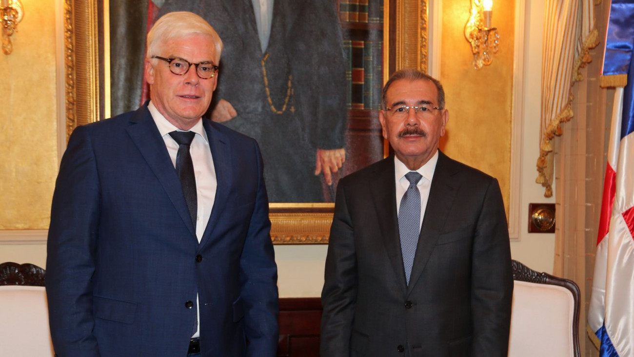 Danilo Medina recibe al vicepresidente del BEI, Pim Van Ballekon