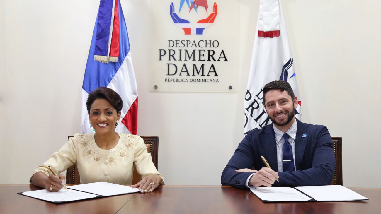 Candida Montilla y Michael Rosanoff, director de investigación de Autism Speaks