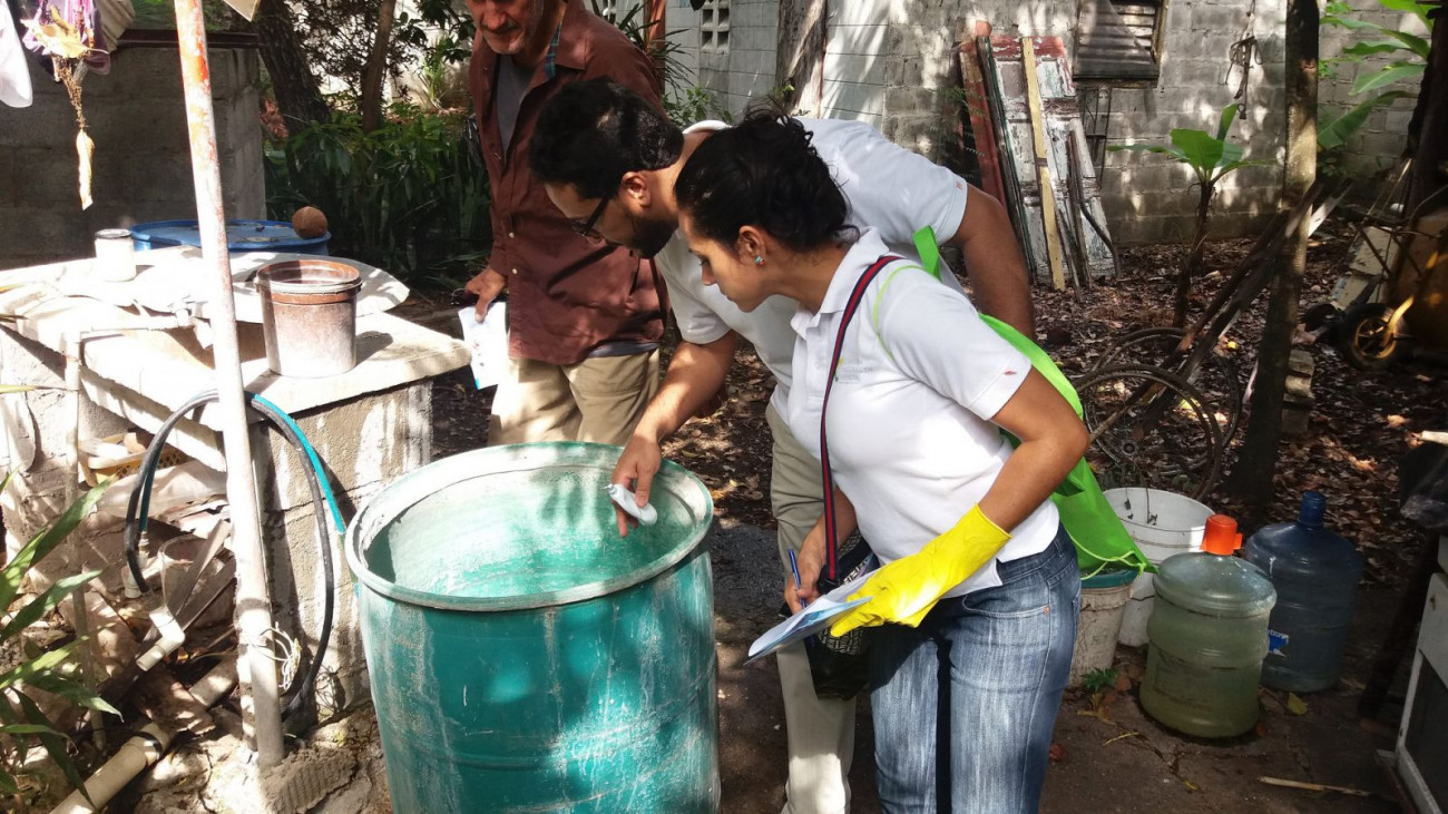 Personal de la CNE en jornada prevención dengue