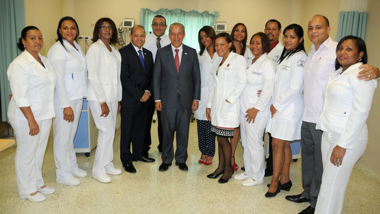 Ramón Alvarado Mendoza junto a personal Unidad de Cuidados Intensivos Hospital Rodolfo de la Cruz Lora