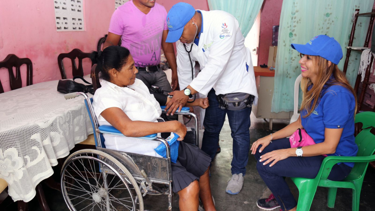 Lissy Campos, encargada del programa Cuenta Conmigo conversa con una beneficiaria