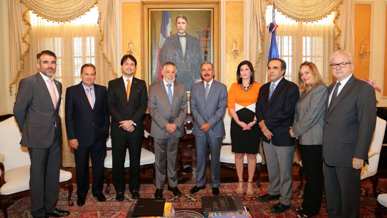Directivos AIRD con Danilo Medina 
