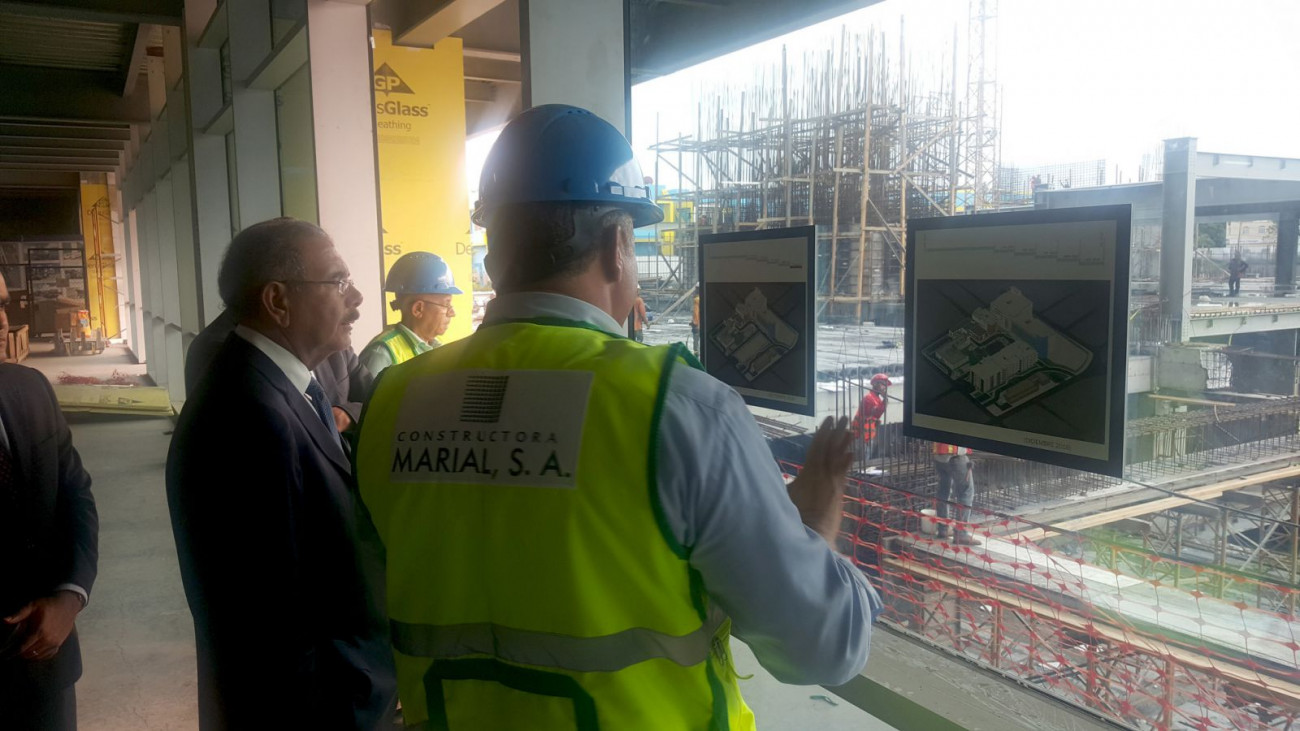 Presidente Danilo Medina, junto a los ingenieros y técnicos