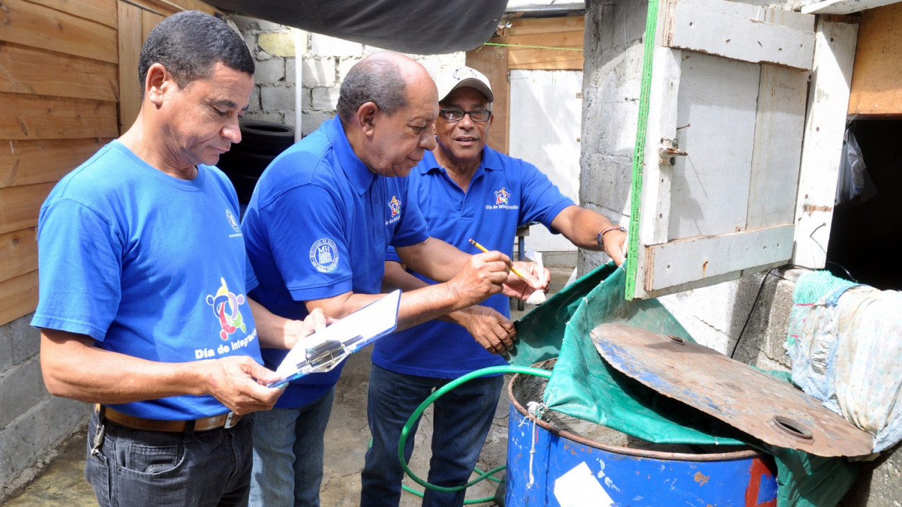 Empleados del Ministerio de Hacienda, durante el operativo