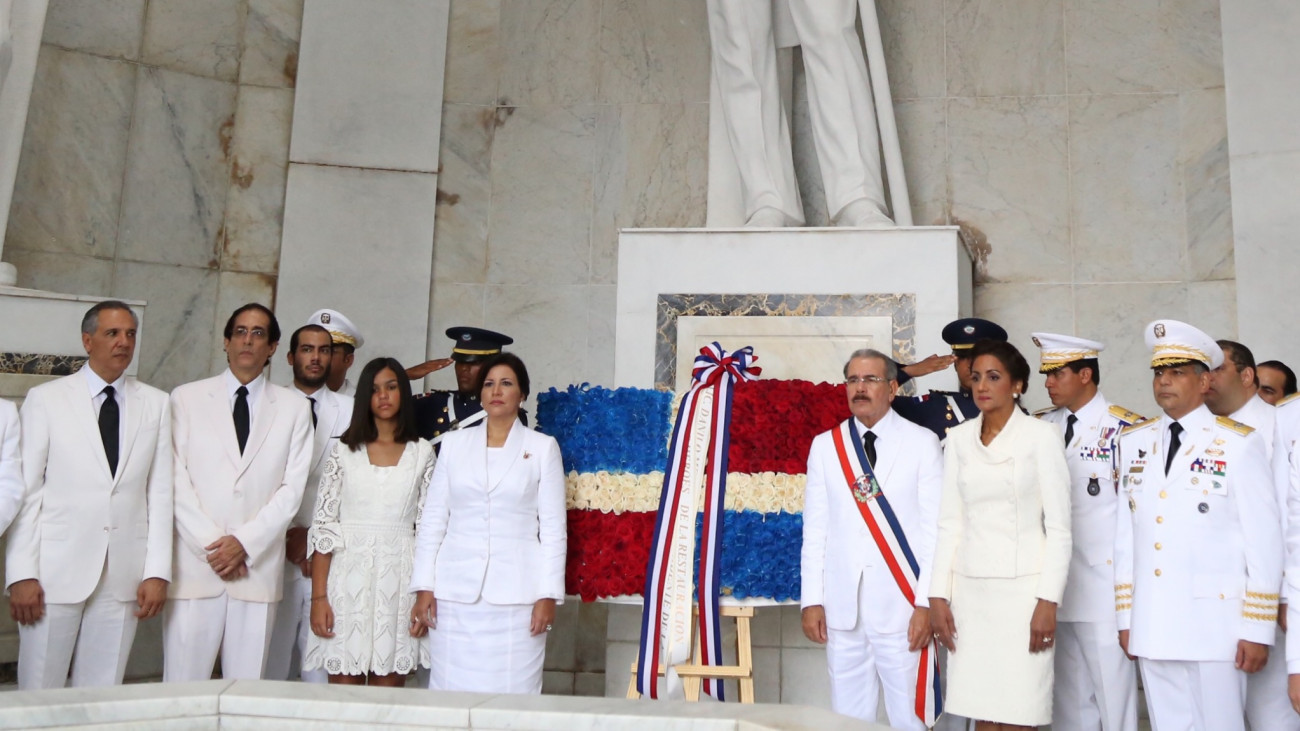 Danilo Medina en ofrenda floral en Altar de la Patria 