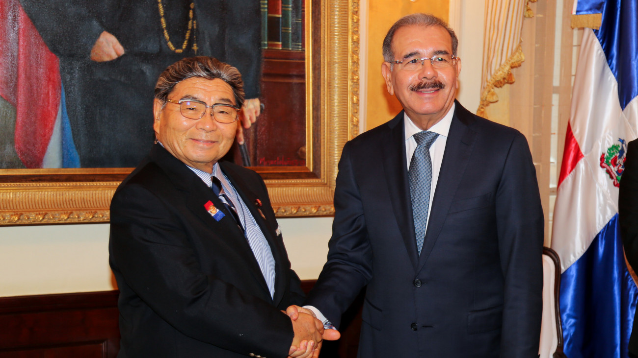 DM junto a vicepresidente del Grupo Parlamentario de Amistad Domínico-Japonés, Seigo Kitamura