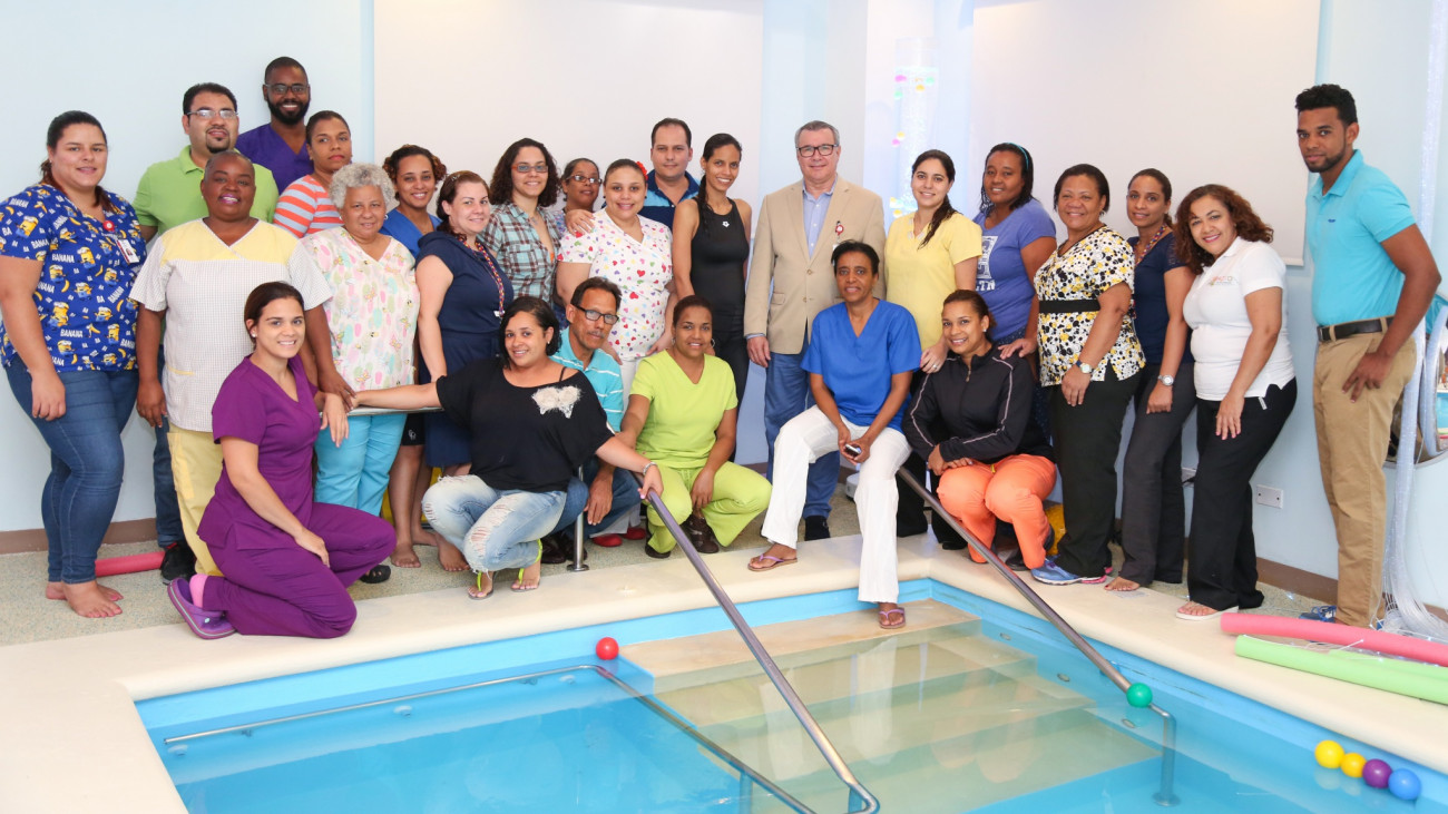 Personal del CAID mientras reciben entrenamiento en terapia acuática