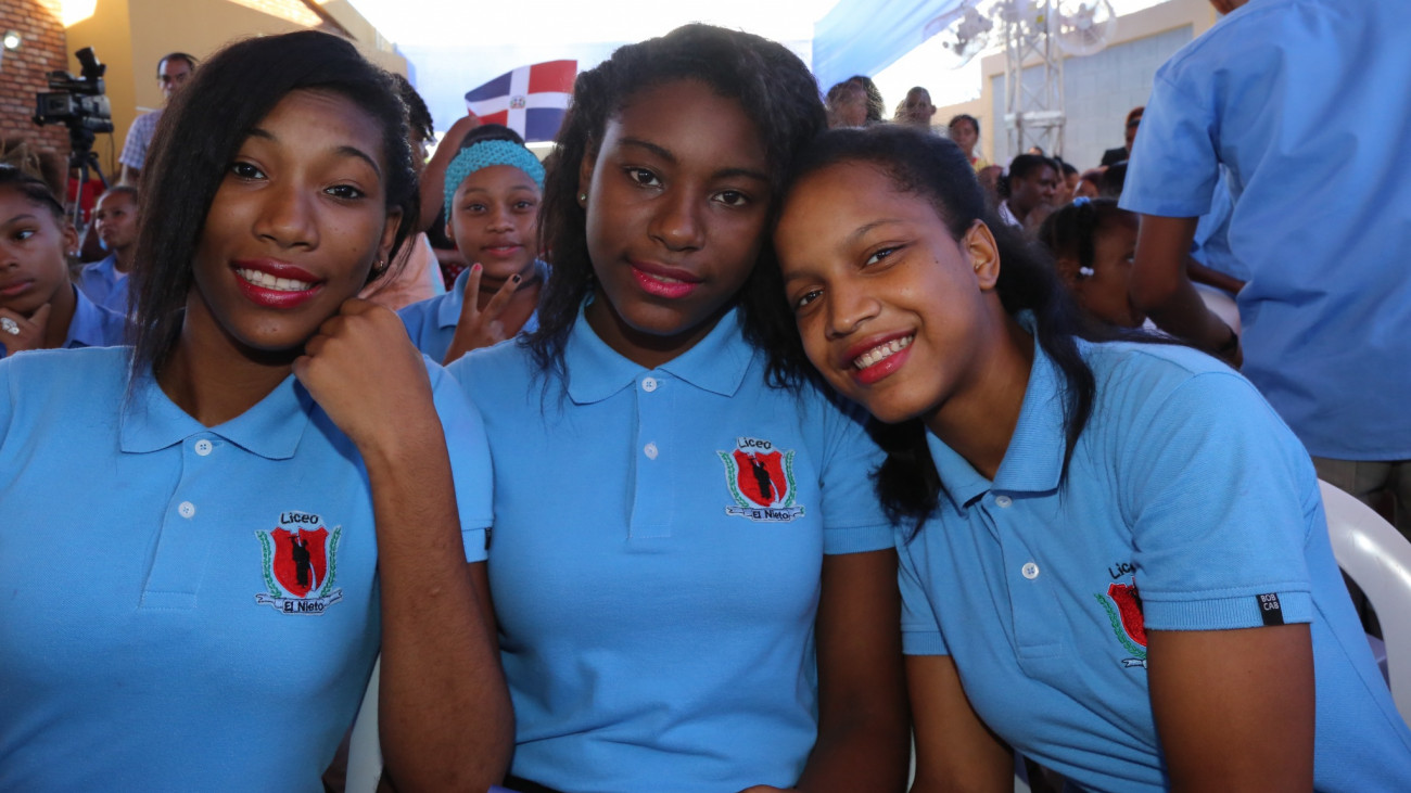 Estudiantes de la nueva escuela Profesor Napoleón Casilla Díaz