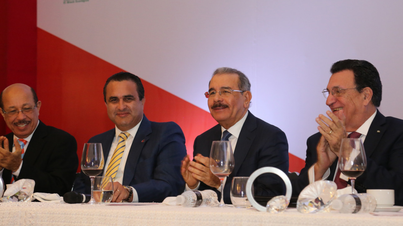 Danilo Medina en el almuerzo anual de ADOZONA