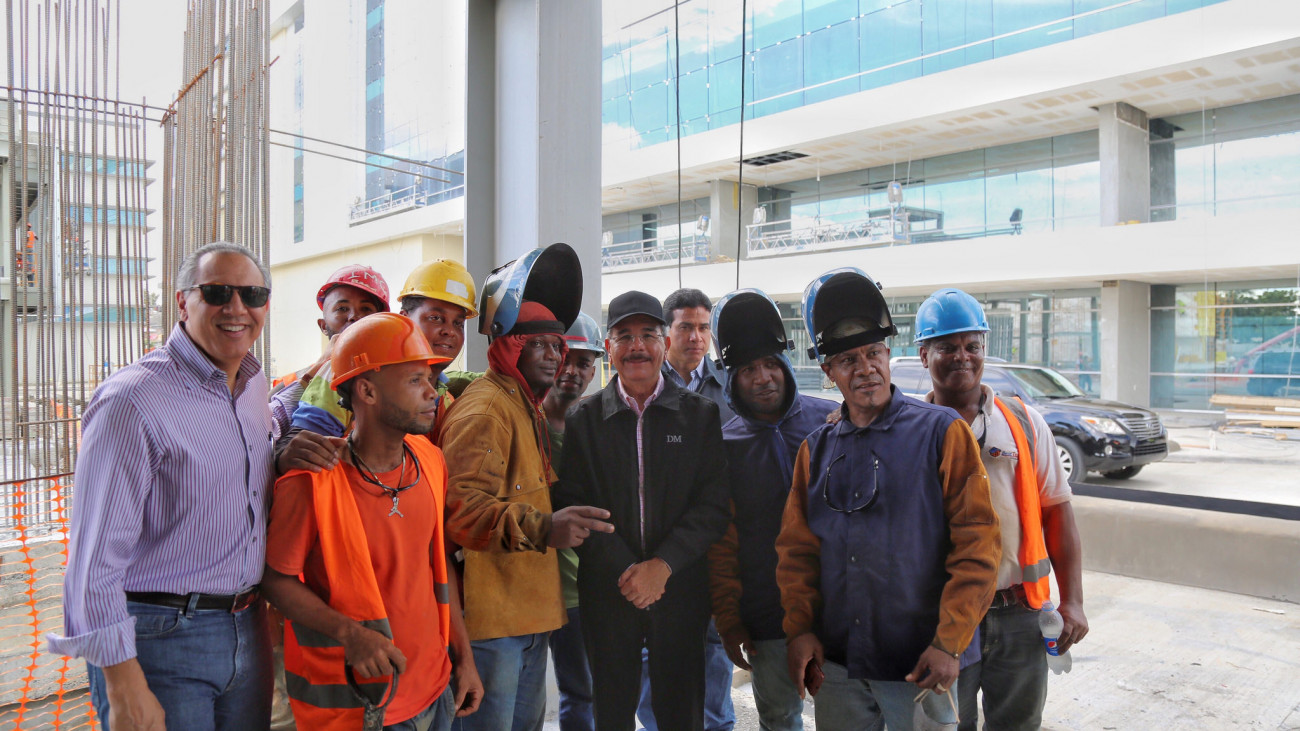 Danilo Medina supervisa construcción Ciudad Sanitaria Luis Eduardo Aybar.