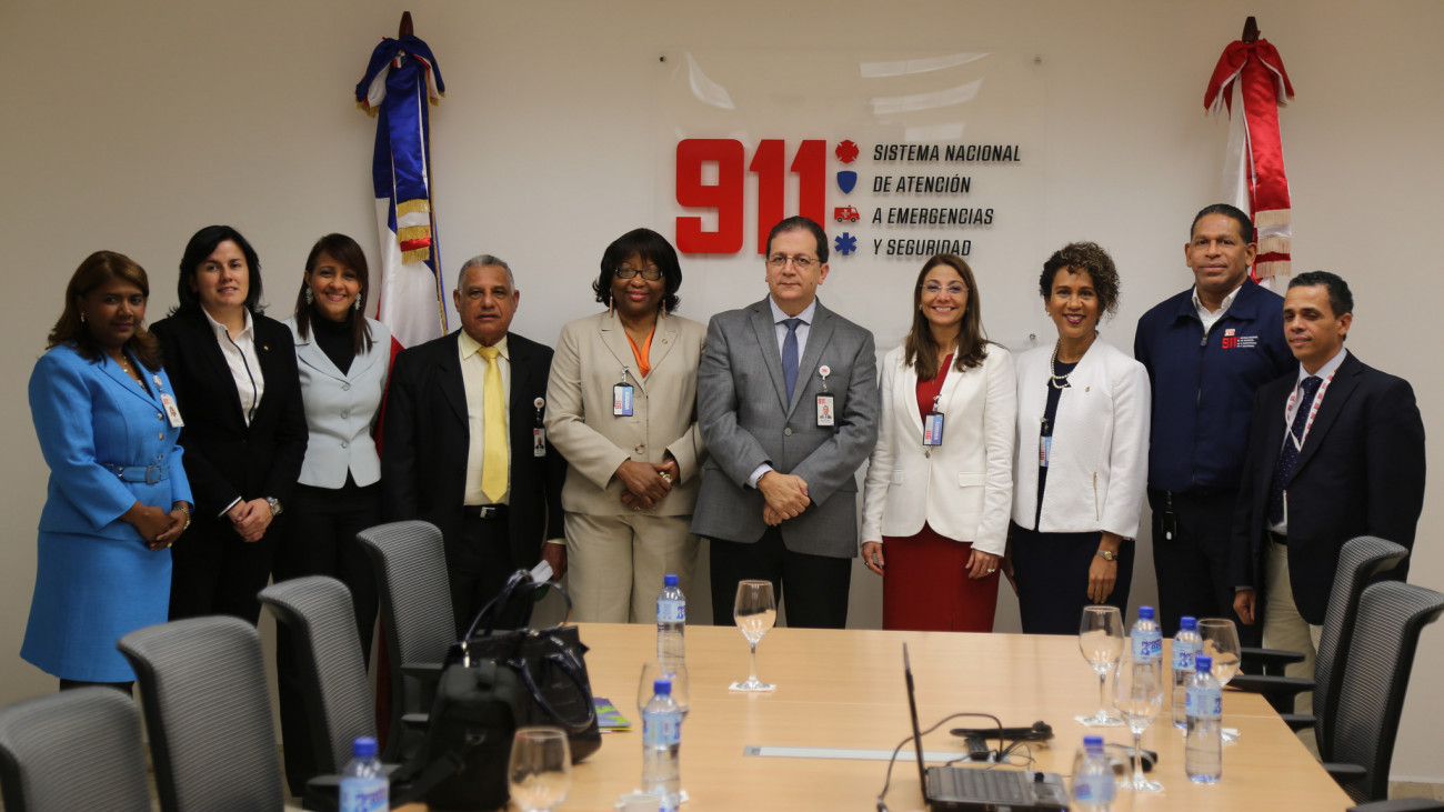 Viceministra de Coordinación de Proyectos de Seguridad e Inversión del Ministerio de la Presidencia, Marisol Castillo; el director ejecutivo del Sistema 911, Dalvert Polanco; Carissa F. Etienne, directora regional de la Organización Panamericana de la Salud (OPS)/OMS y personal del 911