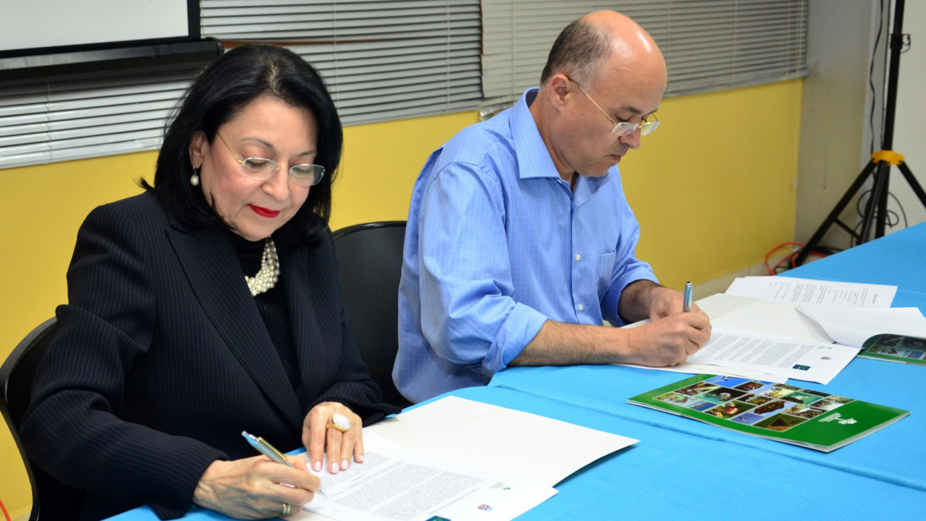 Rosa Rita Alvárez, presidenta ejecutiva de Fundación Reservas del País y Domínguez Brito, ministro de Medio Ambiente