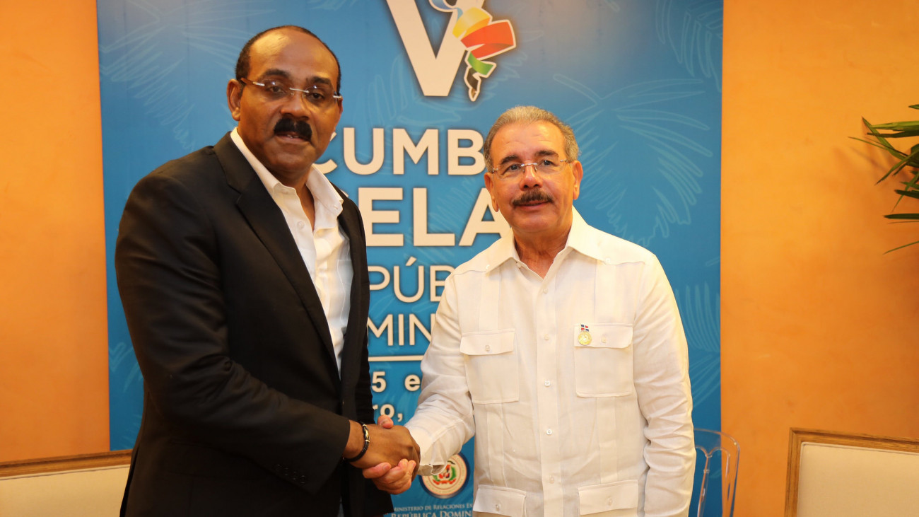  Danilo Medina con el primer ministro de Antigua y Barbuda, Gaston Browne