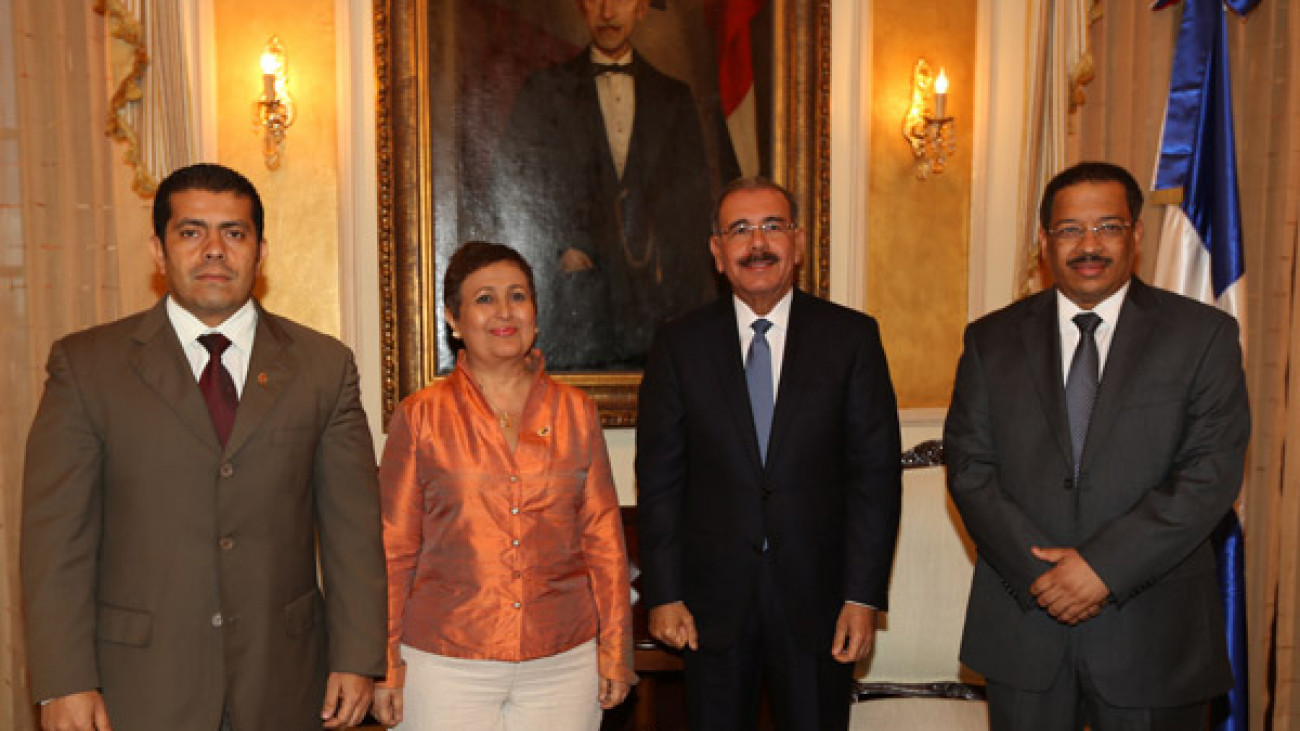 Presidente Danilo Medina junto a los presidentes de la Junta Central Electoral (JCE), Roberto Rosario, y del Consejo Nacional Electoral de Venezuela, Tibisay Lucena Ramírez. 
