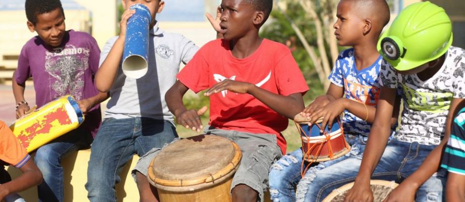 Niños beneficiados con programa Angeles de la Cultura tocan instrumentos 
