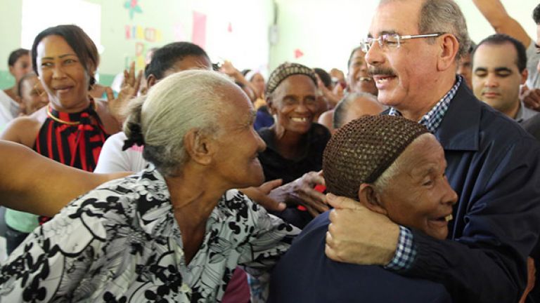 Danilo Medina junto a madres dominicanas