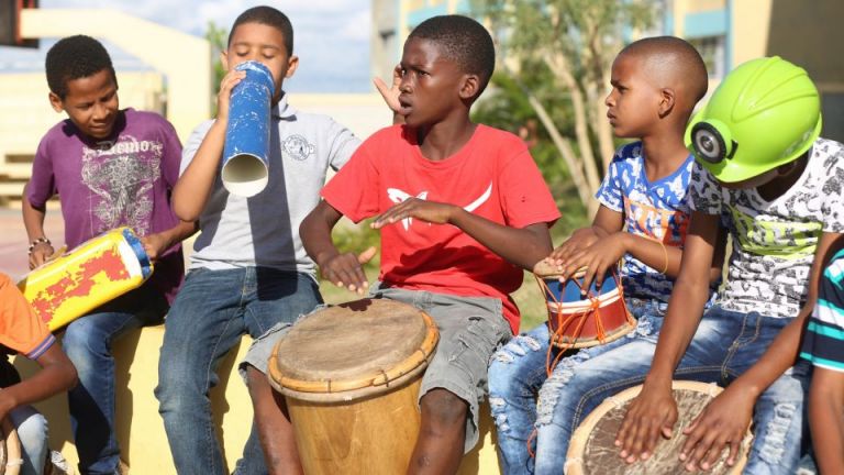 Niños beneficiados con programa Angeles de la Cultura tocan instrumentos 