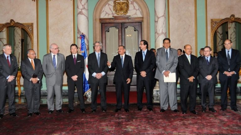 Danilo Medina junto a representantes de Barrick Pueblo Viejo 