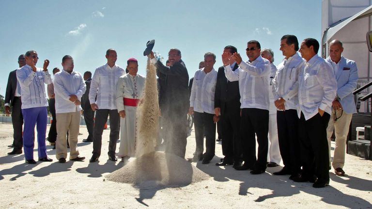 Presidente Danilo Medina da primer palazo para iniciar la obra