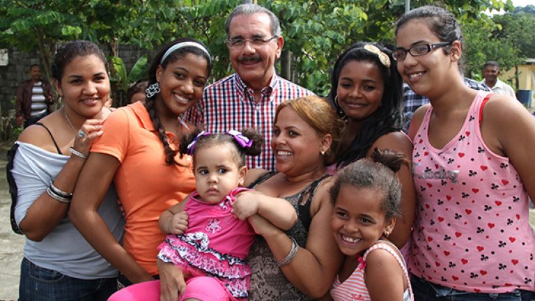 Danilo Medina con mujeres de Moca