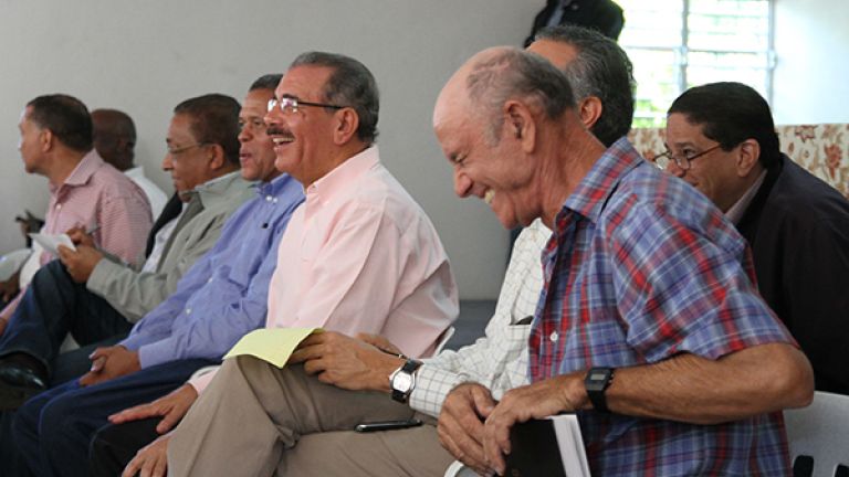 Danilo Medina con productores de mango