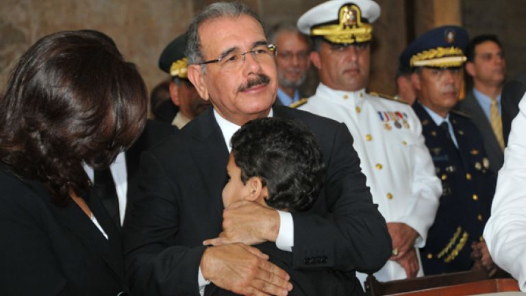 Danilo Medina abraza niño.