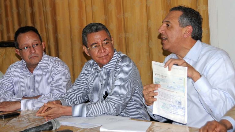 Ministro Administrativo de la Presidencia, José Ramón Peralta encabeza comisión y entrega financiamiento