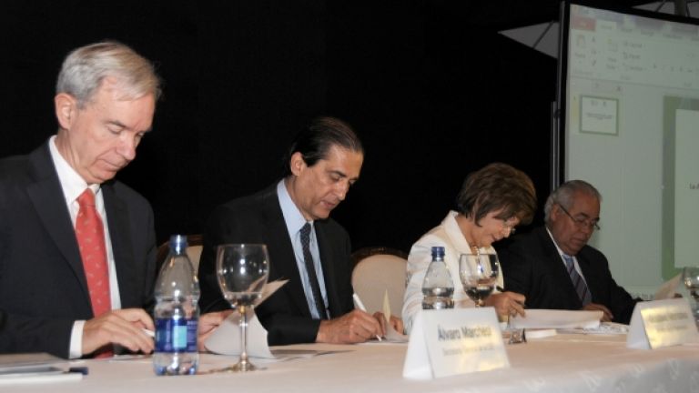 Ministro de la Presidencia, Gustavo Montalvo firma acuerdo