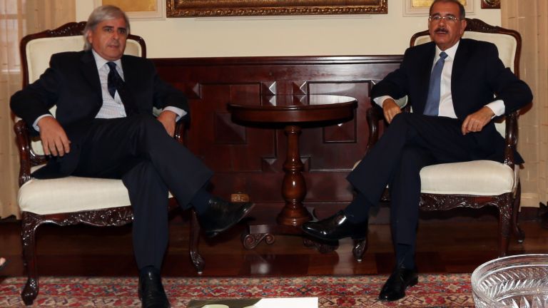 Presidente Danilo Medina junto a Emmanuel Enrique Hinojosa Muñoz, embajador de Chile