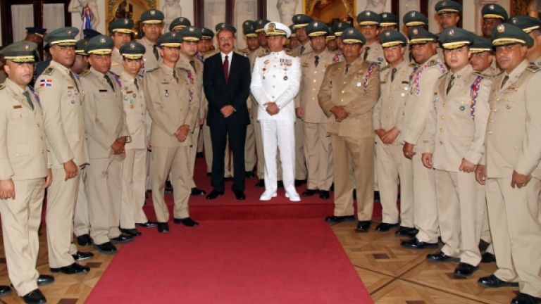 Presidente Danilo Medina junto a miembros de las Fuerzas Armadas
