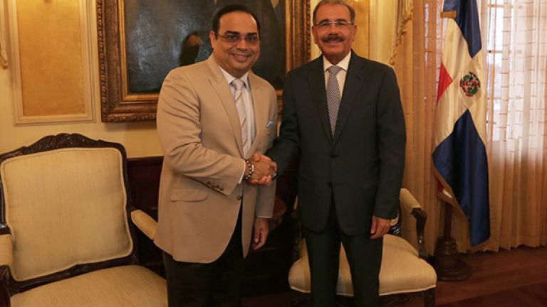 Presidente Danilo Medina y el cantante Gilberto Santa Rosa