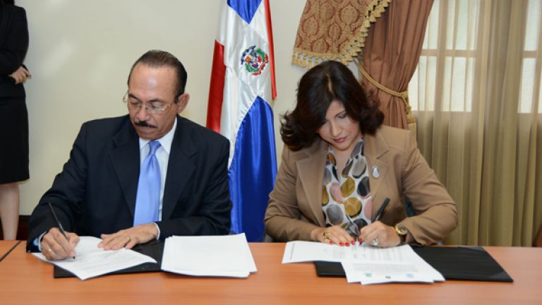 Vicepresidenta Margarita Cedeño de Fernández y el ministro de Agricultura, Luis Ramón Rodríguez, firman el convenio 