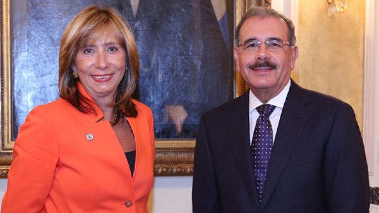 Danilo Medina junto a la representante de la OEA en el país, Araceli Azuara Ferreiro