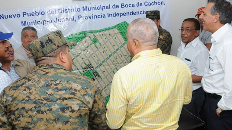 Ministro Administrativo supervisa viviendas de Boca de Cachón